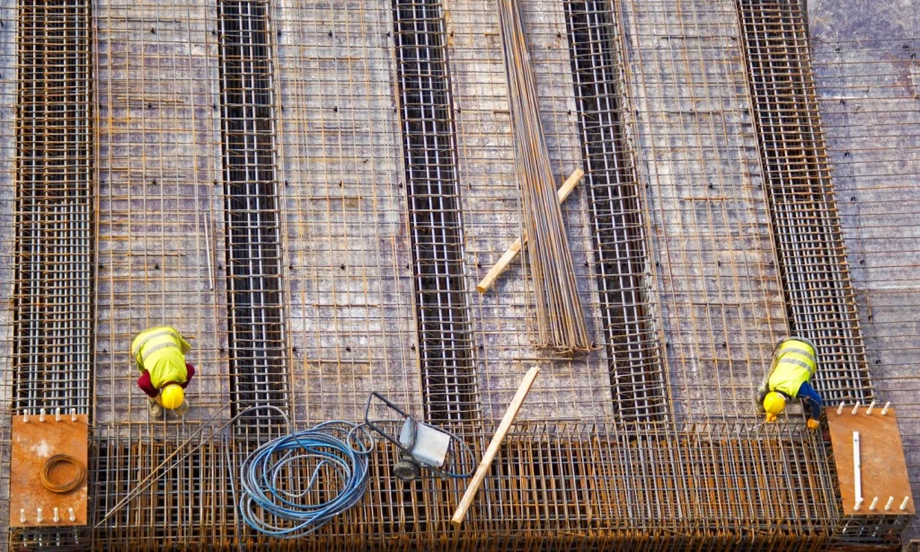 obreros-poniendo-estructura-metalica-construccion-2